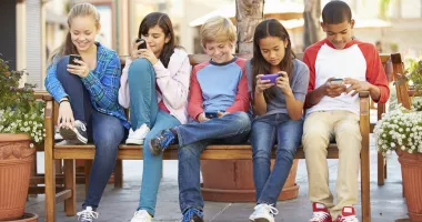 Stire din Social : Alarmant. Copiii dorm mai puțin și petrec tot mai mult timp online