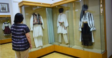 Stire din Cultură-Educație : Costume populare din Argeș și Muscel, expuse până la sfârșitul lunii iunie, la Constanța