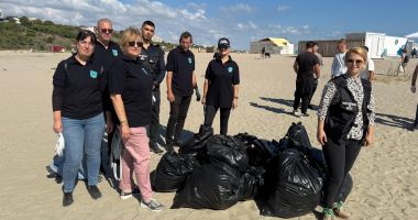 Constănțenii au făcut curățenie pe plajele de pe litoral