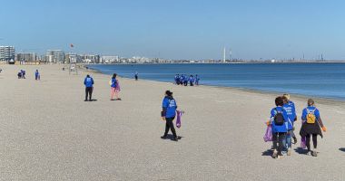 Stire din Social : Peste 70 de voluntari ai Poștei Române au curățat plaja din Mamaia