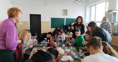 Stire din Cultură-Educație : Elevii Colegiului Economic Mangalia au creat decorațiuni pentru Crăciun din materiale reciclabile