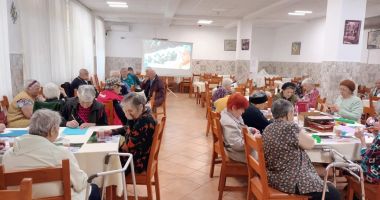 Stire din Social : Bătrânii de la Căminul pentru Persoane Vârstnice au confecționat decorațiuni de Crăciun