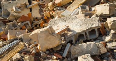 Constănţean amendat pentru aruncarea deşeurilor provenite din renovarea apartamentului