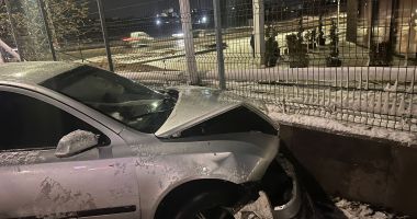 Stire din Eveniment : Doi şoferi care consumaseră alcool au intrat cu maşinile în gard! Unul dintre ei era şi drogat