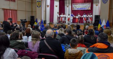 Stire din Cultură-Educație : Spectacol de Dragobete, oferit la Cumpăna, de studenții Facultății de arte