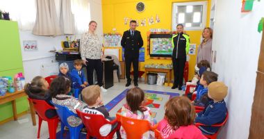 Stire din Cultură-Educație : Activități tematice de educație rutieră desfășurate cu preșcolari