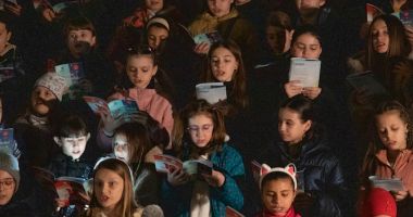 Stire din Cultură-Educație : Recital oferit de sute de elevi năvodăreni, în seara dedicată Orei Pământului