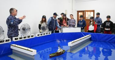 Stire din Eveniment : Zece elevi din județul Tulcea, cadeți pentru o săptămână în Forțele Navale