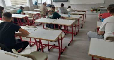 Stire din Cultură-Educație : Mai mare rușinea! Eliminat de la simularea primei probe scrise a Evaluării Naționale