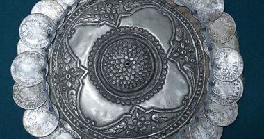 Stire din Cultură-Educație : Podoabă pentru mireasă din secolul al XIX-lea, pe simezele Muzeului de Artă Populară