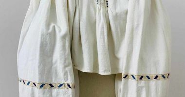 Stire din Cultură-Educație : Cămașă de fată din secolul XX, exponatul săptămânii, la Muzeul de Artă Populară
