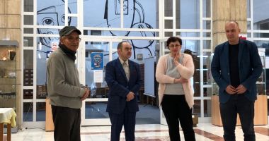 Stire din Cultură-Educație : Reproduceri după fotografii interbelice expuse de Radu Iulian Dăineanu, la Biblioteca Județeană