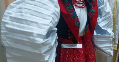 Stire din Cultură-Educație : Expoziție de costume tradiționale din colecția privată Emilian Madoșă, la Muzeul de Artă Populară