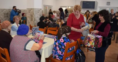Stire din Politică-Administrație : Femeile social democrate aduc bucuria Crăciunului în centrele de bătrâni din județul Constanța