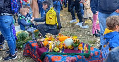 Stire din Social : Festivalul Toamnei a umplut curtea Grădiniţei „Steluţele Mării” de veselie şi voie bună