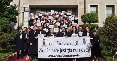 Stire din Eveniment : Avocații din Constanța, în protest. "Vrem să semnalăm gravele deficiențe din Justiție!"