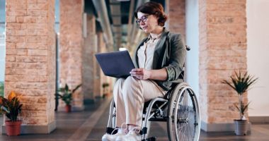 Stire din Social : Milioane de români vulnerabili își primesc banii de la stat. Plățile pentru luna octombrie au fost finalizate