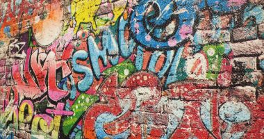 Stire din Social : Minori surprinşi în timp ce făceau graffiti pe un perete, lângă Şcoala nr. 24