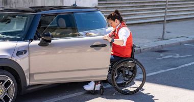 Stire din Social : Şoferii auto cu certificat de handicap, obligaţi să-şi facă reevaluarea medicală