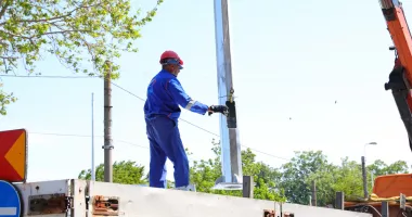 Lucrările la noul sistem de iluminat public avansează. Ce străzi sunt vizate zilele acestea
