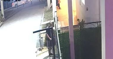 Stire din Eveniment : VIDEO. LA UN PAS DE TRAGEDIE! FOC PUS INTENȚIONAT la intrarea într-un club din Costinești!