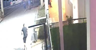 VIDEO. LA UN PAS DE TRAGEDIE! FOC PUS INTENȚIONAT la intrarea într-un club din Costinești! - 2