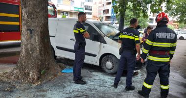 Stire din Eveniment : Un autoturism a luat foc pe strada Eliberării
