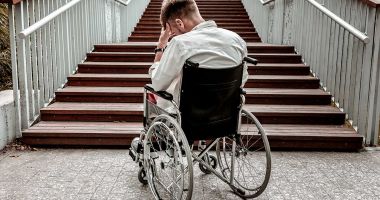 Stire din Social : Crește valoarea indemnizației de însoțitor pentru pensionarii încadrați în gradul I de invaliditate
