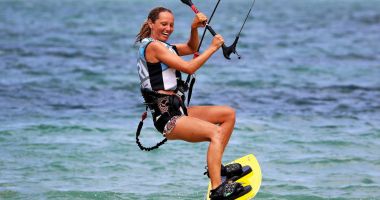 Concurs destinat practicanților de kitesurfing, pe plaja Zoom din Constanţa
