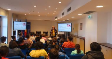 Stire din Social : Copiii de la centrele de plasament au luat lecții despre bani și bănci