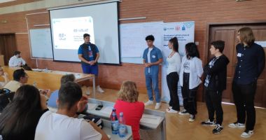 Stire din Cultură-Educație : Liceeni de la ”Virgil Madgearu” au participat la concursul Junior Achievement România