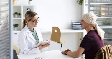 Stire din Social : În România trăiesc, în prezent, în jur de 300.000 de oameni diagnosticați cu cancer