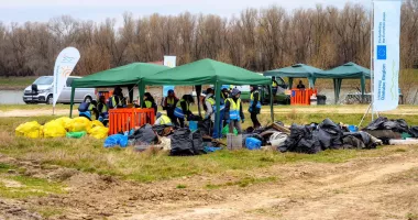 Stire din Social : Voluntarii au strâns peste două tone de plastic din apropierea Dunării
