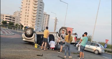 Stire din Eveniment : MAȘINĂ RĂSTURNATĂ ÎN SENSUL GIRATORIU DE LA PALAZU MARE