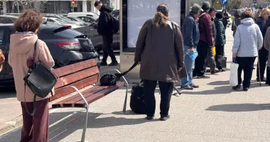 Stire din Social : Mobilier urban nou în Constanța. Bănci moderne pe bulevardul Alexandru Lăpușneanu