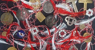 Stire din Cultură-Educație : „Mărțișoarele Societăților de Caritate din perioada Regalității (1910-1945)”, expuse la Muzeul de Artă Populară