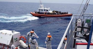 GALERIE FOTO. Polițiștii de frontieră constănțeni, salvatori pentru migranți în Marea Mediterană - 4