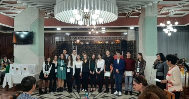 Stire din Cultură-Educație : Trei olimpici constănțeni s-au calificat în lotul lărgit, la Biologie