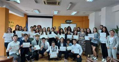 Stire din Cultură-Educație : Șase elevi constănțeni s-au calificat la faza națională a Olimpiadei „Tinerii dezbat”-2023