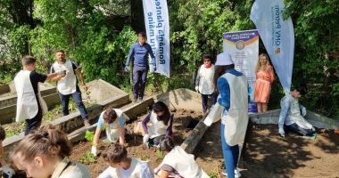 Stire din Cultură-Educație : 75 de elevi au participat la activități de ecologizare și plantare la Palatul Copiilor Constanța