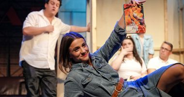 Stire din Cultură-Educație : SEAS 2025. „Părinți” – comedia tandră a unei copilării în România anilor ’80–’90