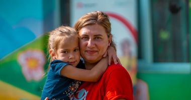 Stire din Social : Statistici alarmante. 46% dintre părinți pleacă din România din motive financiare