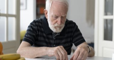 Vârstnicii sunt asiguraţi că vor primi pensiile, până de Paşte