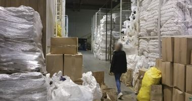 VIDEO. PERCHEZIȚII la un DEPOZIT de haine second hand. Au fost găsite 180 de tone de DEȘEURI - 2