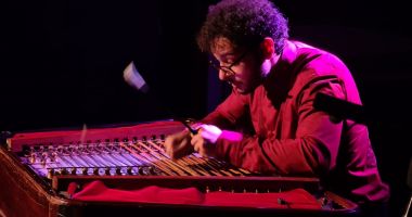 Stire din Cultură-Educație : În acest week-end, pianistul Cătălin Răducanu concertează în parcul Teatrului “Oleg Danovski”