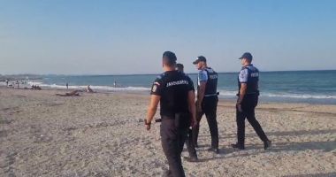 Stire din Eveniment : Comercianții ambulanți găsiți pe plajă, sancționați de polițiști