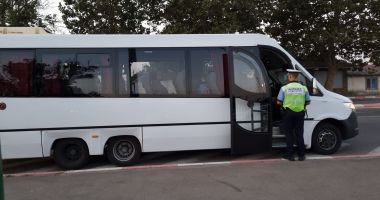 Stire din Eveniment : Autocarele și microbuzele, la control! Mai mulți șoferi au fost sancționați