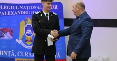 Stire din Cultură-Educație : Elev militar premiat pentru rezultate excelente la învățătură