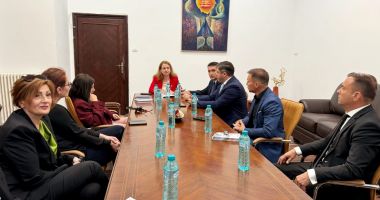 Stire din Cultură-Educație : Noul președinte al Federației Naționale a Părinților, față-n față cu ministrul Ligia Deca