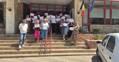 Stire din Social : Protest spontan la Casa de Pensii Constanța. Angajații reacționează la tăierea sporurilor